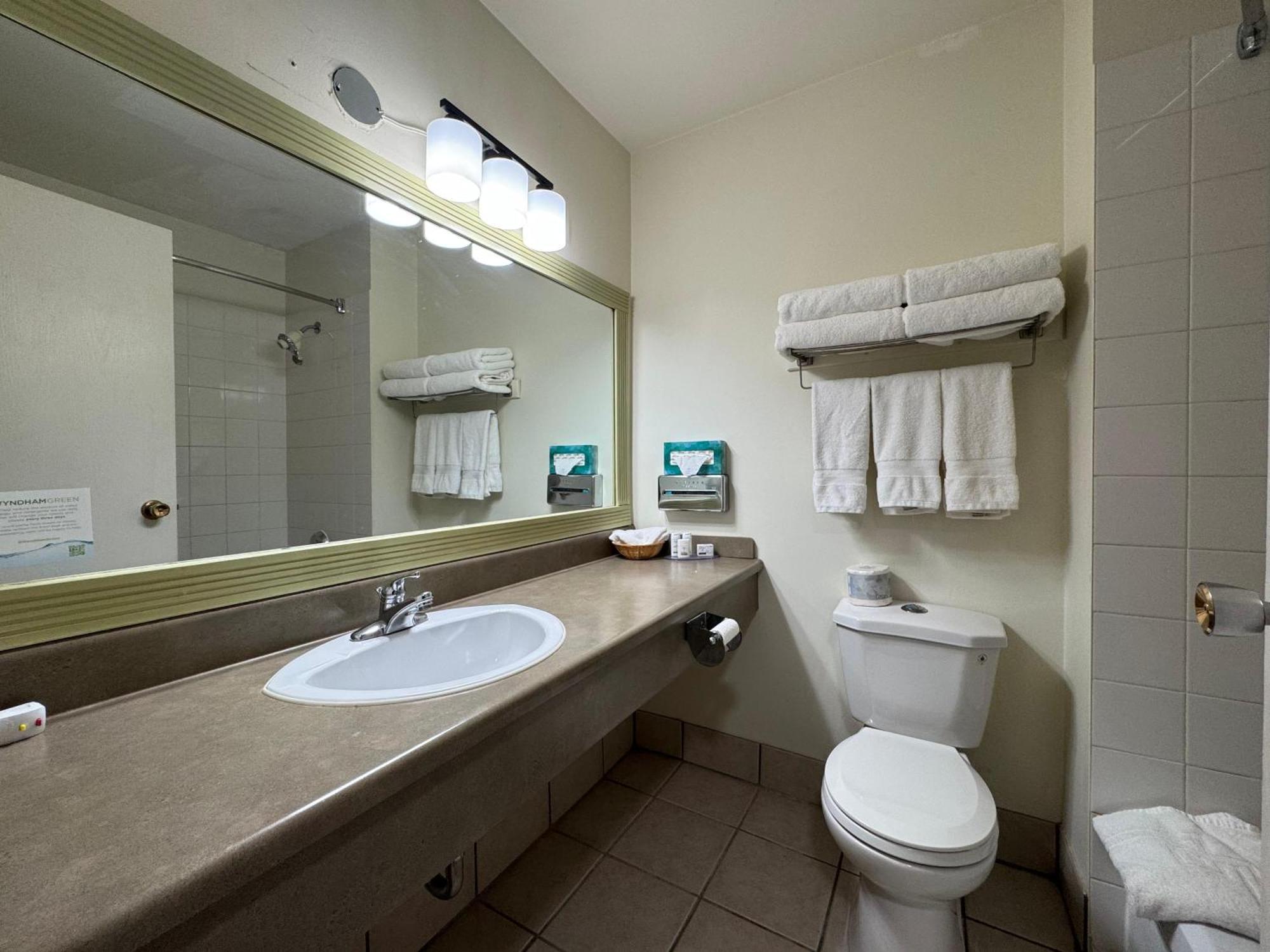 Howard Johnson By Wyndham Fort St. John מראה חיצוני תמונה