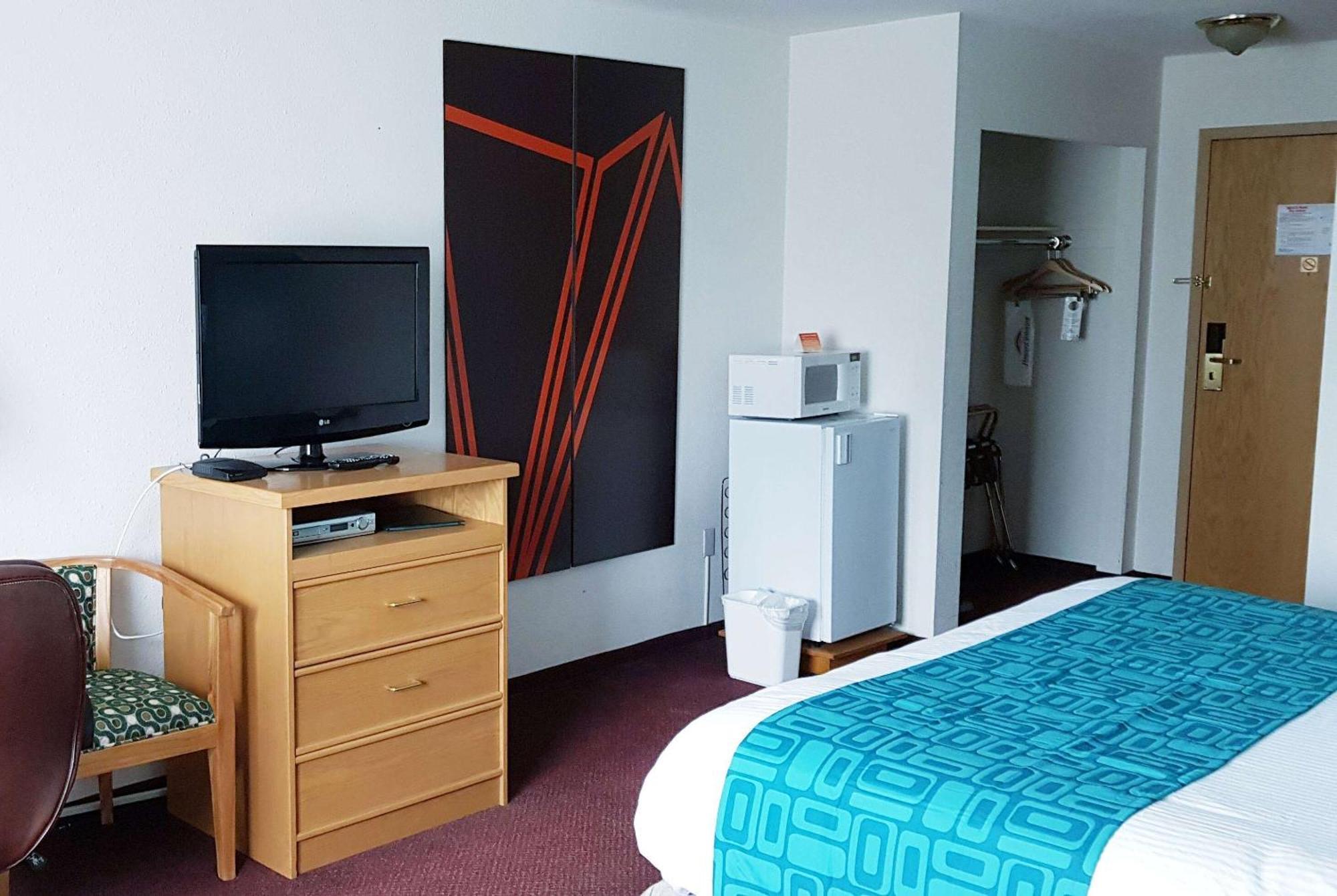 Howard Johnson By Wyndham Fort St. John מראה חיצוני תמונה